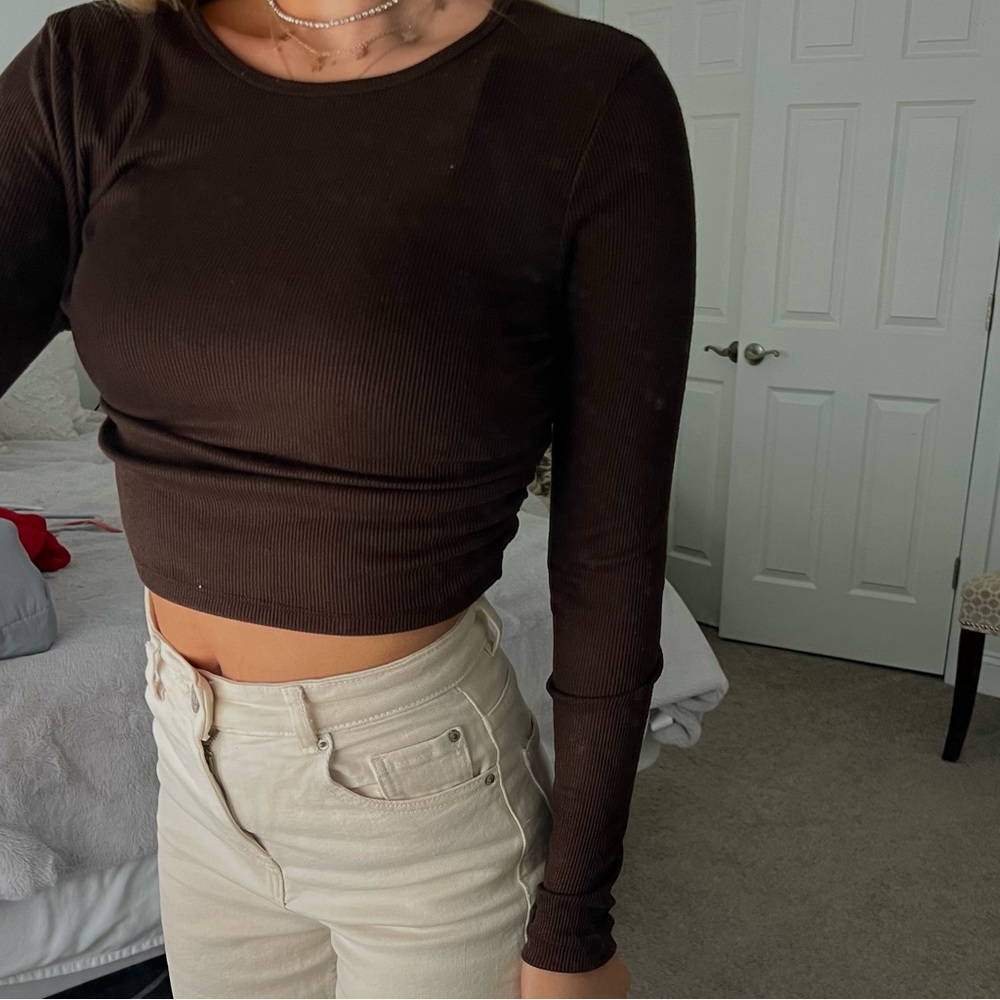 BROWN LONG SLEEVE ESSENTIALS CROP SHIRT